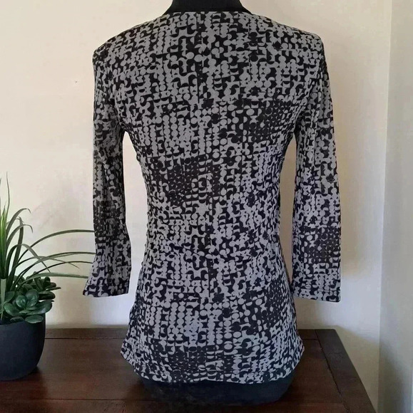 ❤️ Unlisted by Kenneth Cole Wrap Top 3/4 Sleeve Abstract Grey Women's Size Small - Picture 3 of 14